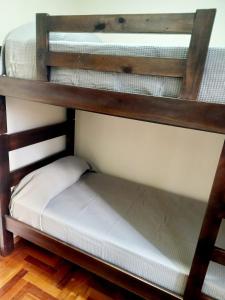 科尔多瓦Dpto dos dormitorios en Nueva Córdoba的铺有木地板的客房内配有两张双层床。