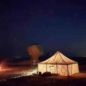 Az ZabūEgypt Desert Tours的海滩上的帐篷