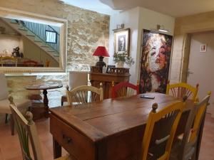 于泽斯La petite hostellerie的一间带木桌和椅子的用餐室