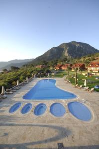 阿德拉桑阳光村庄俱乐部酒店的一座位于山区度假胜地的大型游泳池