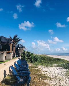 因迪兰提克Bleu Beach Resort的海滩上一排蓝色的躺椅