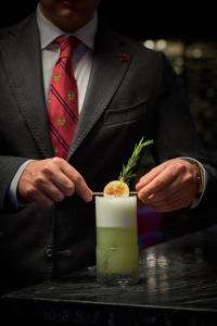 华盛顿华盛顿特区瑞吉酒店的穿着西装,领带,喝着饮料的人