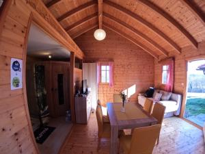 Traditional Croatian Cabins with Spa的用餐室和带桌子的客厅