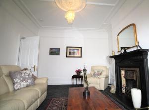 泰恩河畔纽卡斯尔Newcastle - Heaton - Great Customer Feedback - 5 Large Bedrooms - Period Property - Refurbished Throughout的带沙发和壁炉的客厅