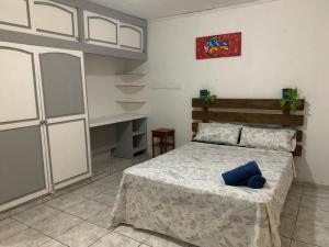WandaHospedaje Las Canelas的一间卧室配有一张带蓝色枕头的床