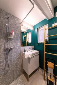 鲁昂Suite Amazonia ~ Balnéo ~ Arrivée Autonome的一间带水槽和淋浴的浴室