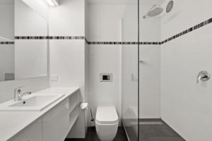 霍巴特Allurity Hotel的白色的浴室设有卫生间和水槽。