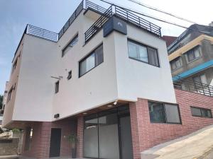 木浦市Cheukhu-dong 19street Guesthouse的公寓大楼的顶部设有楼梯