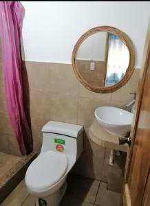 蒙塔尼塔Casa Bony的一间带卫生间、水槽和镜子的浴室