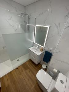 蒙蒂戈杜Monte Gordo South Pearl Apartment的白色的浴室设有卫生间和水槽。