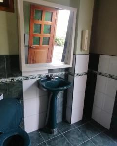 蒙塔尼塔Casa Bony的一间带水槽、镜子和卫生间的浴室