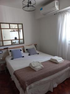 布宜诺斯艾利斯Acogedor apartamento céntrico. Obelisco.的卧室配有一张带两个枕头的大白色床