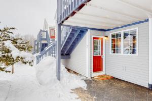 纽里Riverbend的雪中带红门的房子