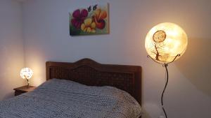 TlayecacConfortable casa de descanso para fin de semana的一间卧室配有一张床,旁边配有一盏灯