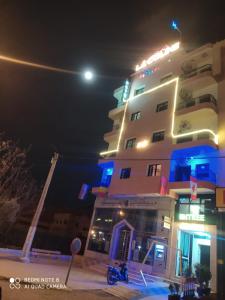 贝尼迈拉勒Hotel La coline的夜间酒店,月亮相映衬