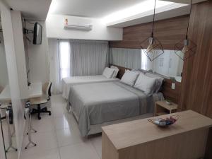 若昂佩索阿Tambaú Flat Belo Mar - Cabo Branco - ANÚNCIO NOVO的酒店客房配有两张床和一张书桌
