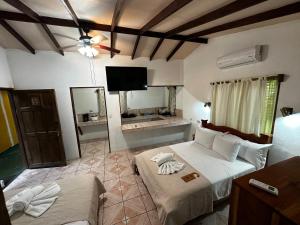 福尔图纳Loma Real Hot Springs Bed & Breakfast的一间卧室配有两张床和一台平面电视