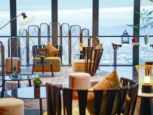 苏州苏州古运河英迪格酒店的客房设有桌椅和大窗户。