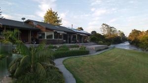 派西亚Te Awa Lodge的前面有一条河的房子