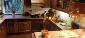 波鸿Uni-nähes Apartmenthaus mit Garten的厨房配有木制橱柜和带灯的台面