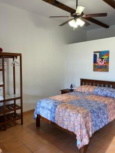 科潘玛雅遗址La Casa de Cafe Bed and Breakfast的一间卧室配有一张床和吊扇
