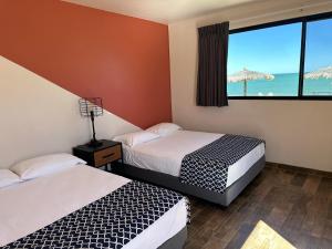 圣费利佩Stella del Mar的海景客房 - 带两张床