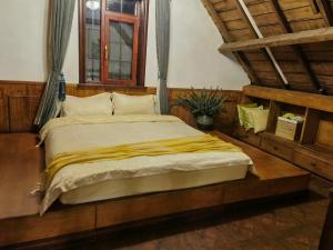 青岛北欧记忆海景酒店（八大关）的一间卧室配有一张黄色毯子床