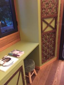 科莫Lake Como Dream Tree House的一间设有桌子和木门的房间
