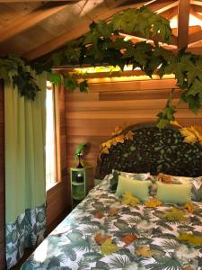 科莫Lake Como Dream Tree House的一间卧室,床上有床,上面有树叶