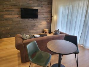 塔南达Barossa Weintal Hotel的客厅配有沙发和桌子