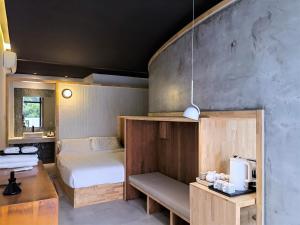 延庆县悦里·长城景观民宿的一间卧室配有一张床和一张书桌及电视