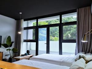 延庆县悦里·长城景观民宿的一间卧室设有两张床和大窗户