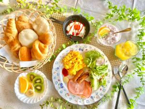 伊东COCO TERRACE -Ocean View-的餐桌,包括早餐食品和面包