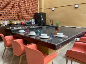 墨西哥城Colmena Centro的厨房配有桌椅