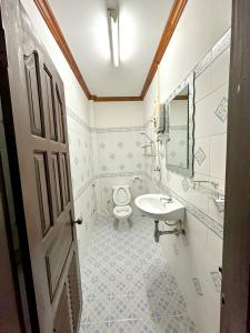 琅勃拉邦Chaliya Boutique Garden的一间带卫生间和水槽的浴室
