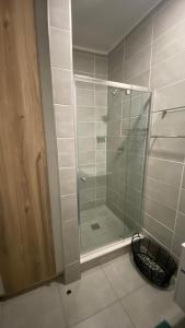 巴利托BALLITO HILLS, 1 bedroom apartment的浴室里设有玻璃门淋浴