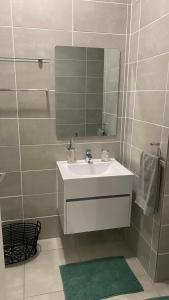 巴利托BALLITO HILLS, 1 bedroom apartment的浴室设有白色水槽和镜子