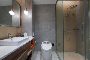 武汉武汉汉口火车站希尔顿惠庭酒店的浴室配有卫生间、盥洗盆和淋浴。