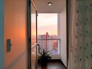 利马Hermoso apartamento Unidos En Familia en JESÚS MARÍA的客房设有市景窗户。