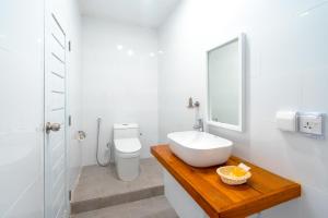 拉斯杜Brickwood Veli的白色的浴室设有水槽和卫生间。