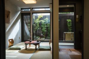 京都Kyomachi Hoshizuki的客房设有桌椅和窗户。