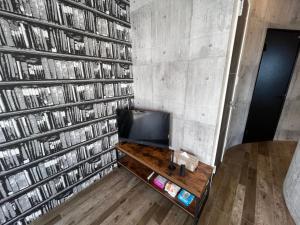 大阪Wolf Pack Apartment 1001的一间书满墙的房间