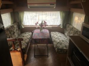 马盖特Fairhills Self Catering Caravan Units的一个带桌子和沙发的小客厅