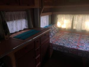 马盖特Fairhills Self Catering Caravan Units的一间小房间,房间内设有一张床和梳妆台