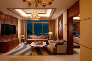 艾阿卡Royal M Al Aqah Beach Resort by Gewan的带沙发和电视的客厅