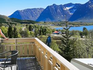 苏特兰Holiday home SORTLAND II的享有湖泊和山脉美景的阳台。