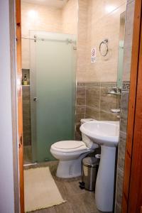 布哈拉萨洛姆旅馆的一间带卫生间和水槽的浴室