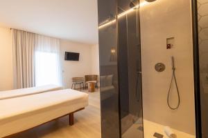 伊维萨镇Play Hotel Ibiza - Adults Only的带淋浴的浴室和客房内的一张床