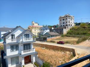 大叻KP Villa Dalat的白色房屋的阳台享有风景。