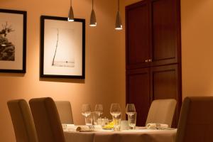 比奇乐斯特拉斯堡酒店及餐厅的用餐室配有带酒杯的桌子